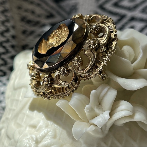 VINTAGE | CAMEO Reverse Multi-Faceted Glass Intaglio Cut Oval Brooch - Picture 2 of 6